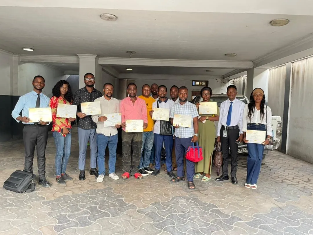 Promotion de lauréats posant avec leur brevet