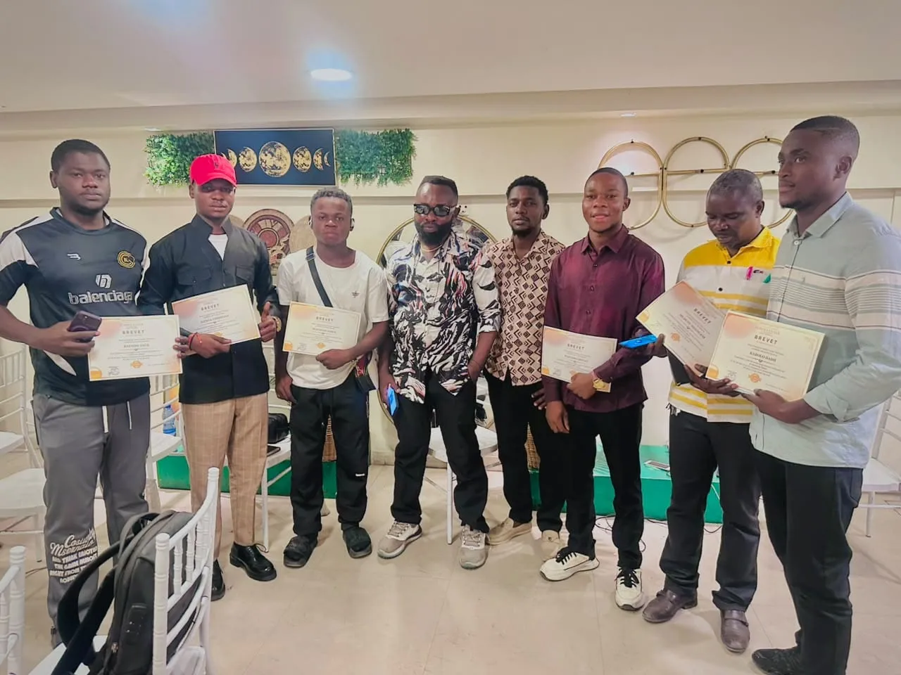 Groupe de lauréats tenant leur brevet