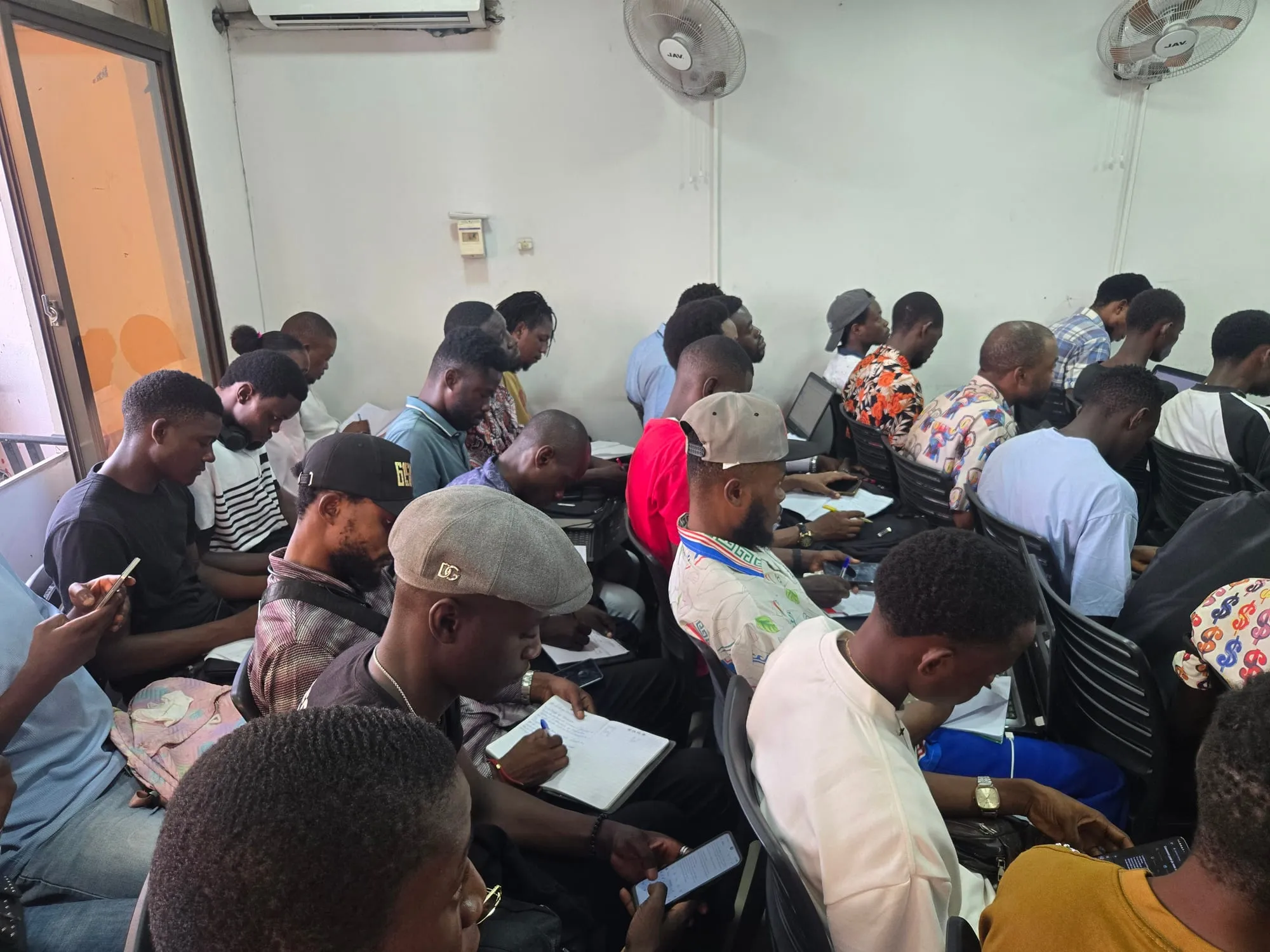 Apprenants prenant des notes pendant un cours