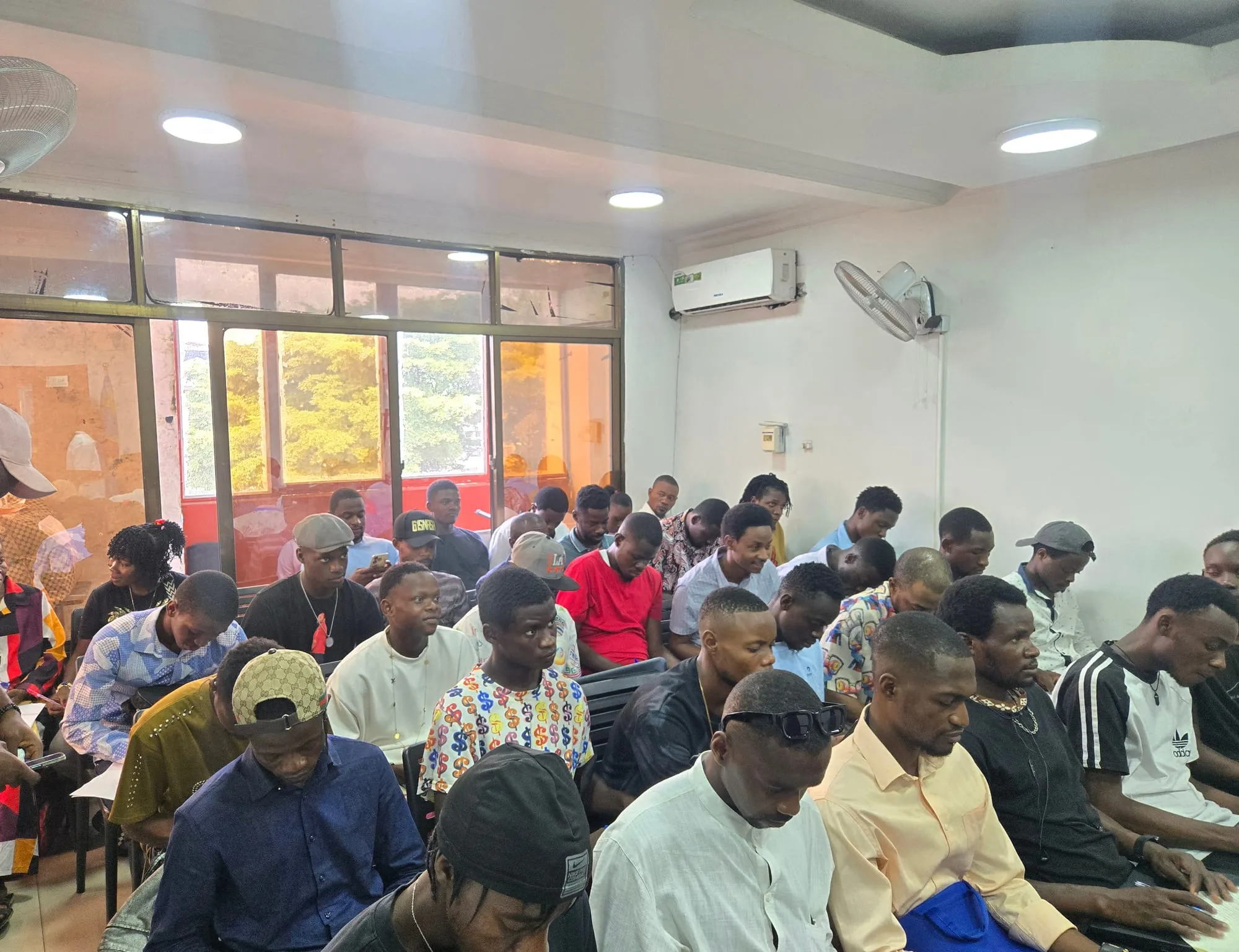 Salle de formation remplie d’apprenants attentifs