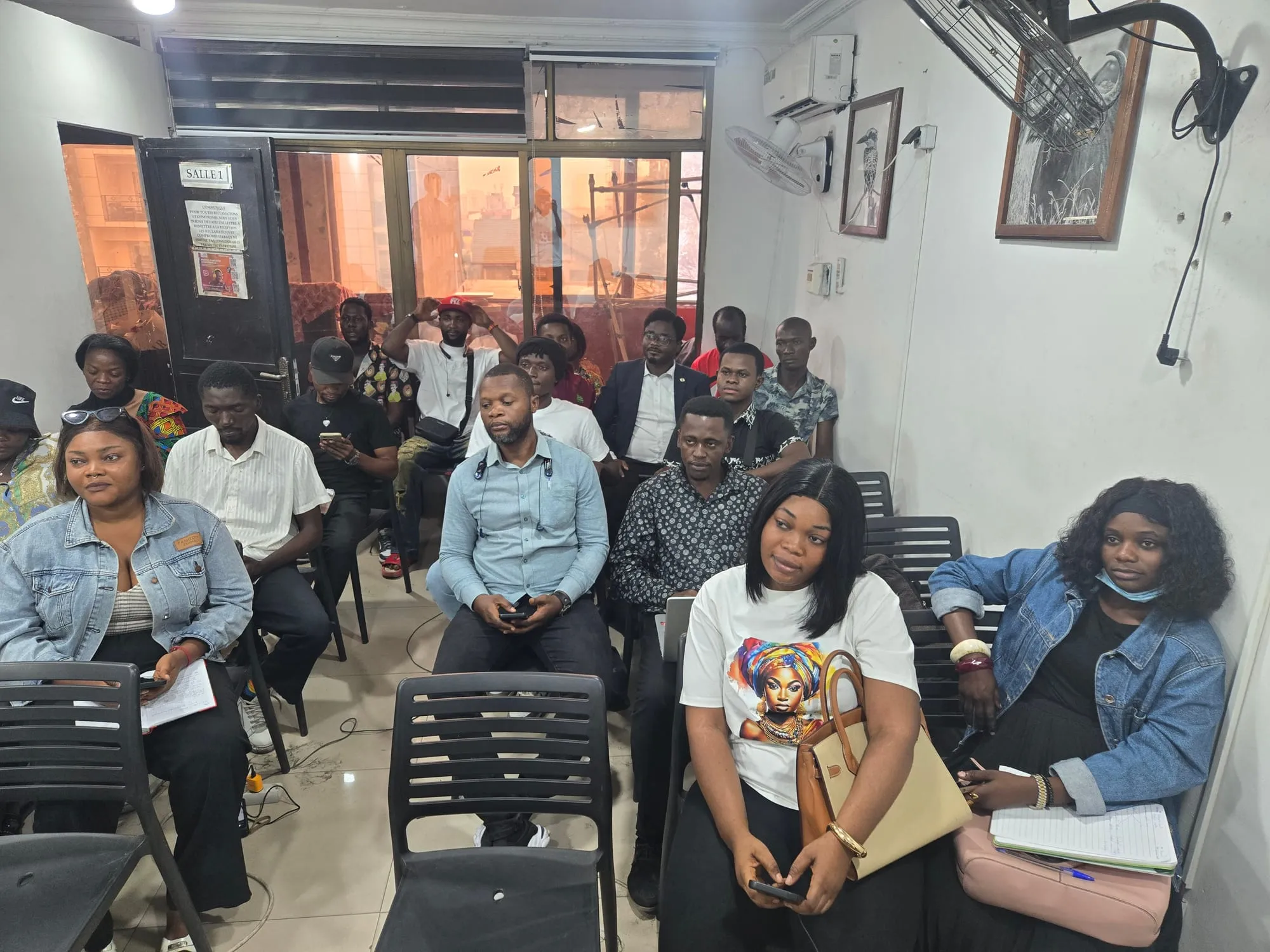 Groupe d’apprenants pendant une session de formation