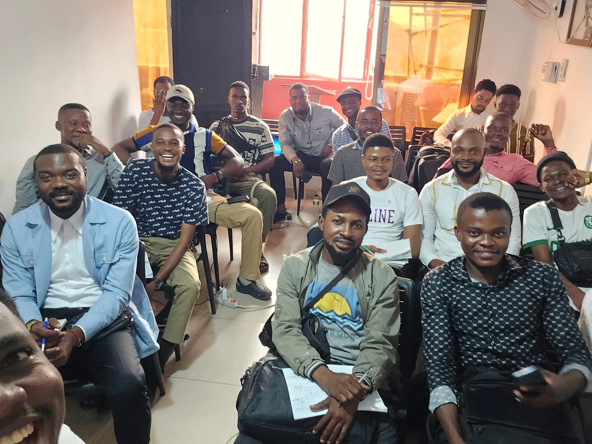 Apprenants souriants pendant une session de formation